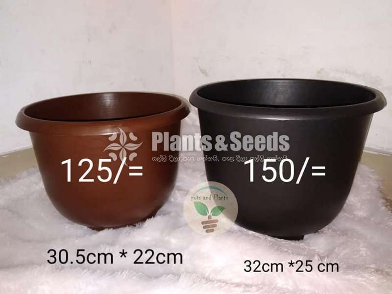 Plastic flower pots